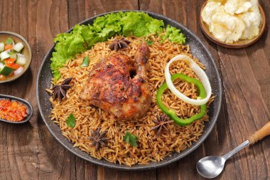 sebzeli ve baharatlı tavuk pilavı.