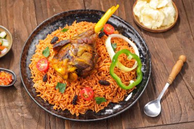 pirinç ve ahşap arka planda tavuk eti