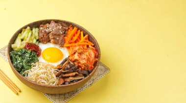 Kore yemeğiyle erişte, geleneksel Kore eriştesi.