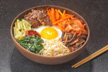 Geleneksel Kore eriştesi çorbası bimbap, bikimchi