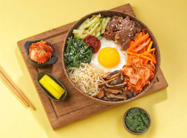 Kızarmış yumurta, kimchi ve kimchi ile Kore yemeği.