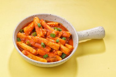 Tatlı ve ekşi havuç, domates ve sarımsak tabakta.