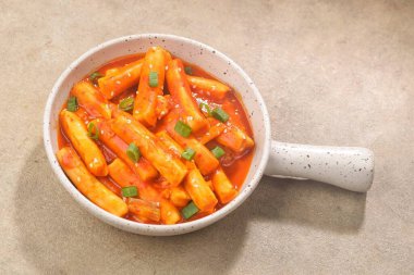 Havuçlu ve soğanlı Kore baharatlı kimçi salatası.