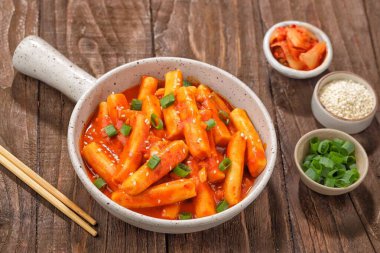 Kore baharatlı Kore baharatlı Kore usulü kimchi, Kore lahanası ve havucu, Kore usulü gıda konsepti, yan görüş.