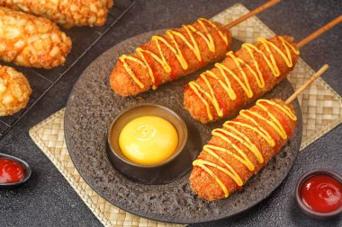 Soslu kızarmış tavuk kanadı.