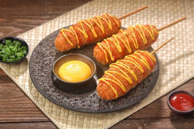 Soslu ve sebzeli kızarmış tavuk.