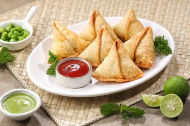 Soslu kızarmış börek.