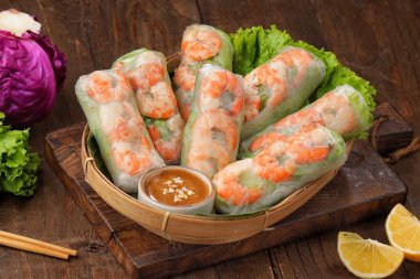 Tahta arka planda sebzeli dürüm. Asya mutfağı