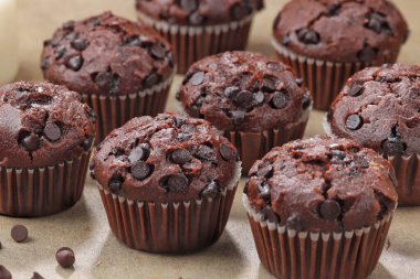 Çikolata parçaları ile çikolatalı kek