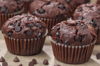 Çikolatalı kek ve fındıklı.