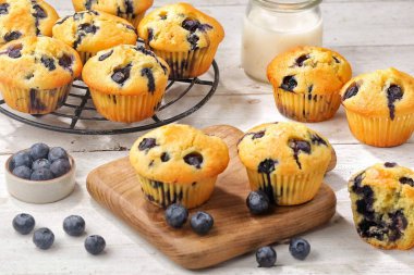 Masada ev yapımı yabanmersinli kek var.