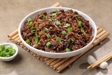 Pirinç ve sebzeli kızarmış tavuk.