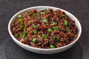 Kore yemekleri, kızarmış pirinç ve sebzeler, yakın görüş.