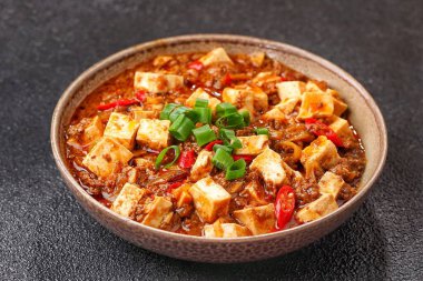 Kore yemekleri kızarmış pirinç, sebze ve kimchi karıştırır.