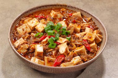 Kore yemeği baharatlı tofu ve biftek, yakın çekim, yan görüş, yakın çekim -