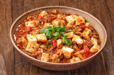 Kore yemeği kimchi 'si, tofu ve sebzeli pilav, yakın plan. Kore yemekleri.