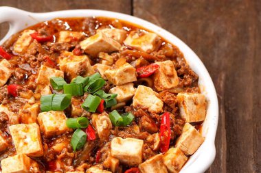 Kızarmış pilav, domuz eti ve sebze.