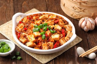 Kore yemeği baharatlı tofu ve kimchi.