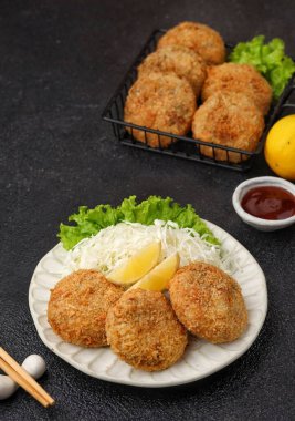 Soslu ve sebzeli kızarmış balık.