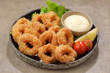 Sarımsaklı ve limonlu kızarmış kalamar.