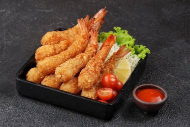 Sebze ve soslu kızarmış karides.