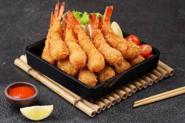 Soslu ve sebzeli karides tempura.