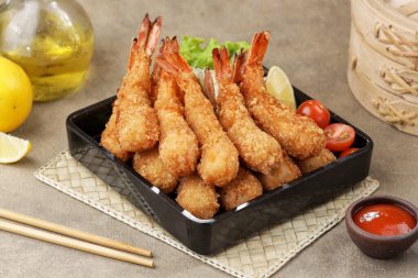 Sarımsak soslu kızarmış karides.