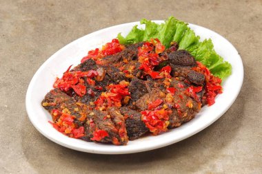 Domuz eti ve sebzeli kızarmış pirinç.