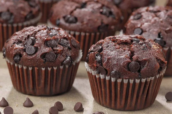 Çikolatalı kek ve fındıklı.