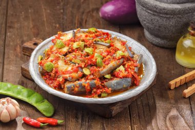 Terong Balado, popüler bir Endonezya yemeği, sambal balado olarak bilinen baharatlı kırmızı biber ezmesiyle karıştırılmış patlıcandan oluşuyor.