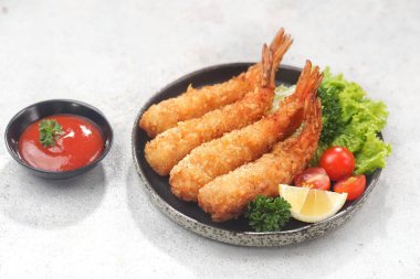 Tempura Karidesleri. Ebi Fry veya Japon usulü sebzeli kızarmış karides.