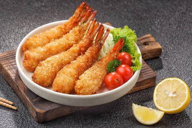 Tempura Karidesleri. Ebi Fry veya Japon usulü sebzeli kızarmış karides.