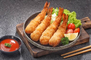 Tempura Karidesleri. Ebi Fry veya Japon usulü sebzeli kızarmış karides.