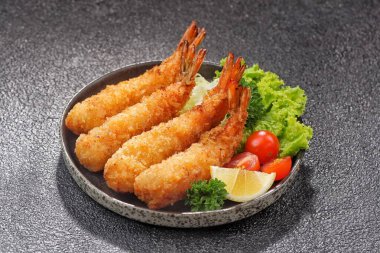 Tempura Karidesleri. Ebi Fry veya Japon usulü sebzeli kızarmış karides.