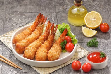 Tempura Karidesleri. Ebi Fry veya Japon usulü sebzeli kızarmış karides.