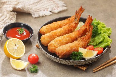 Tempura Karidesleri. Ebi Fry veya Japon usulü sebzeli kızarmış karides.