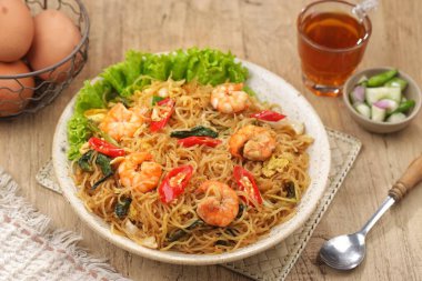 Karides ve sebzeli kızarmış erişte. Asya mutfağı