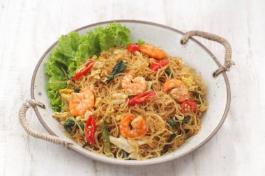 Karides ve sebzeli kızarmış erişte. Asya mutfağı