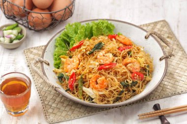 Karides ve sebzeli kızarmış erişte. Asya mutfağı