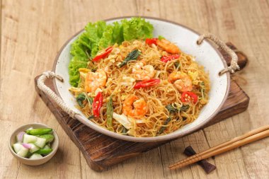 Karides ve sebzeli kızarmış erişte. Asya mutfağı