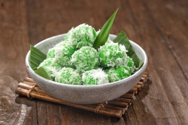 Klepon, geleneksel Endonezya tatlısı. İçi sıvı palmiye şekeriyle dolu yeşil, glutinöz pirinç topları..