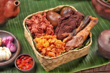Gudeg, geleneksel Endonezya yemeği. Ana bileşeni hindistan cevizi sütü, palmiye şekeri ve baharatla yavaş pişirilmiş Jackfruit (gori). Haşlanmış pirinç, kecek (baharatlı sığır derisi güveç), haşlanmış yumurta (telur bacem) ve tavuk ile servis edilir..