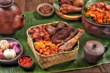 Gudeg, geleneksel Endonezya yemeği. Ana bileşeni hindistan cevizi sütü, palmiye şekeri ve baharatla yavaş pişirilmiş Jackfruit (gori). Haşlanmış pirinç, kecek (baharatlı sığır derisi güveç), haşlanmış yumurta (telur bacem) ve tavuk ile servis edilir..