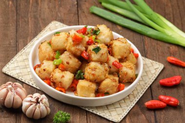 Tuz ve Pepper Tofu, Tahu Cabe Garam olarak da bilinir. Çıtır çıtır, kızarmış tofu küplerinden oluşuyor. Yemek tuz, biber ve biber karışımıyla tatlandırılmış..