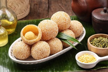 Susamlı kurabiye, Asya mutfağında popüler bir kızarmış tatlı.