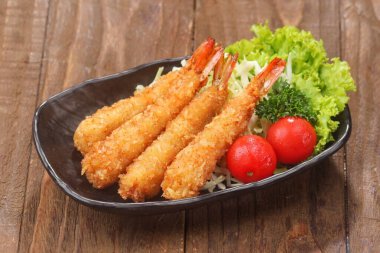 Tempura Karidesleri. Ebi Fry veya Japon usulü sebzeli kızarmış karides.