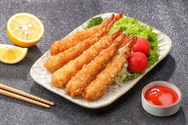 Tempura Karidesleri. Ebi Fry veya Japon usulü sebzeli kızarmış karides.