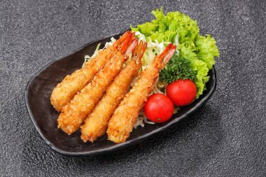 Tempura Karidesleri. Ebi Fry veya Japon usulü sebzeli kızarmış karides.