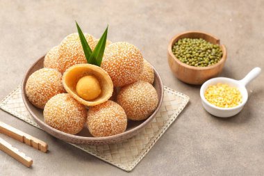 Susamlı kurabiye, Asya mutfağında popüler bir kızarmış tatlı.