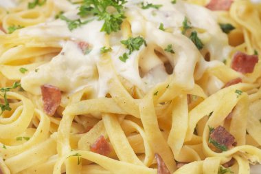 fettuccine carbonara, yumurta, peynir ve pastırmadan yapılmış kremalı İtalyan makarnası.